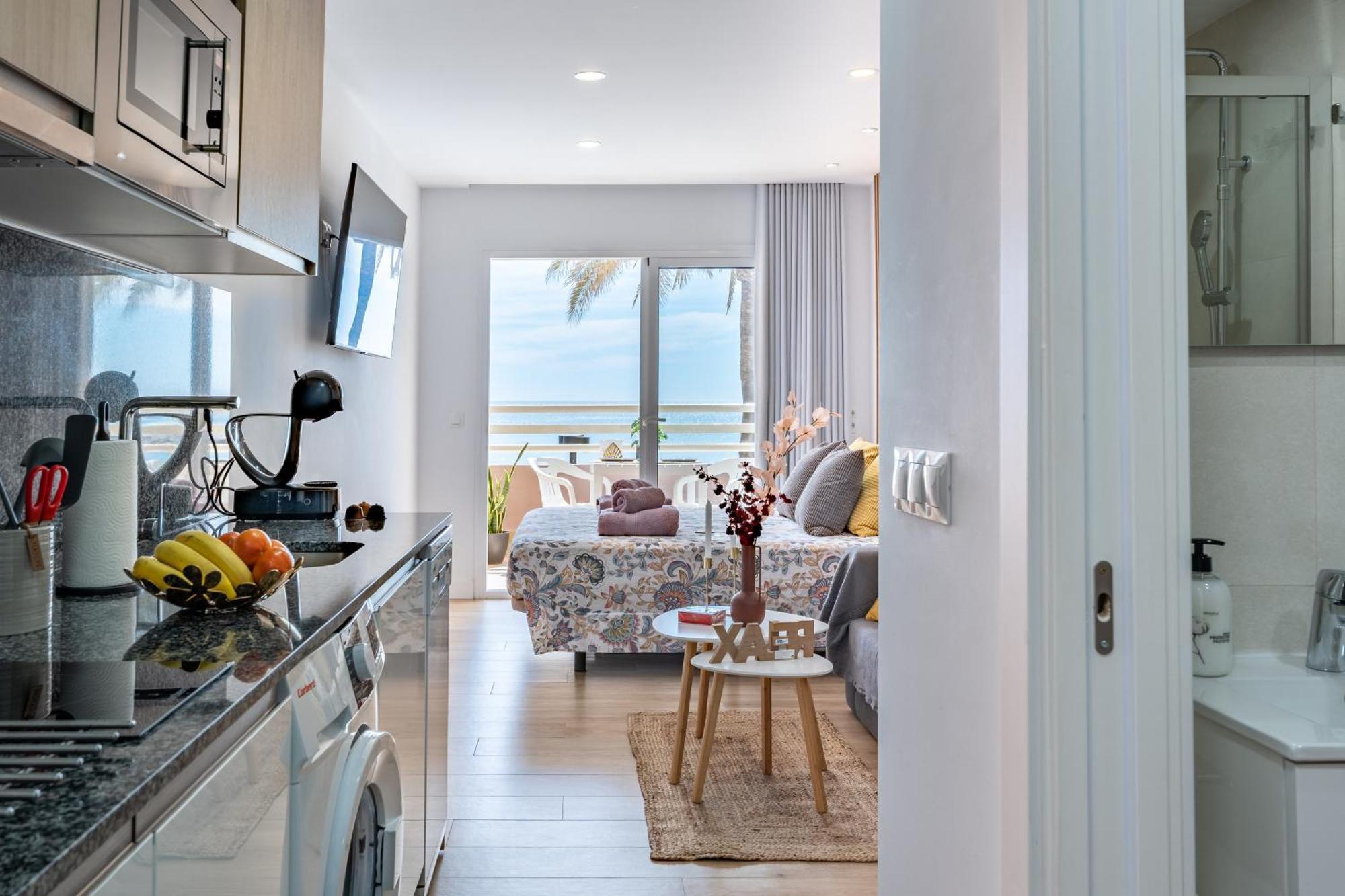 Beach Front Holiday Studio Фуeнхирола Екстериор снимка
